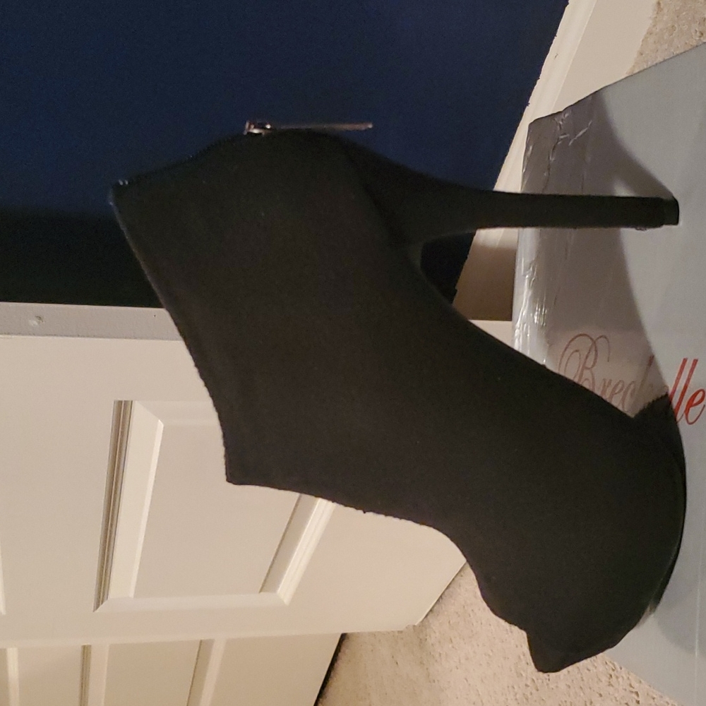 Breckelle's rina-14 black peeptoe bootie
